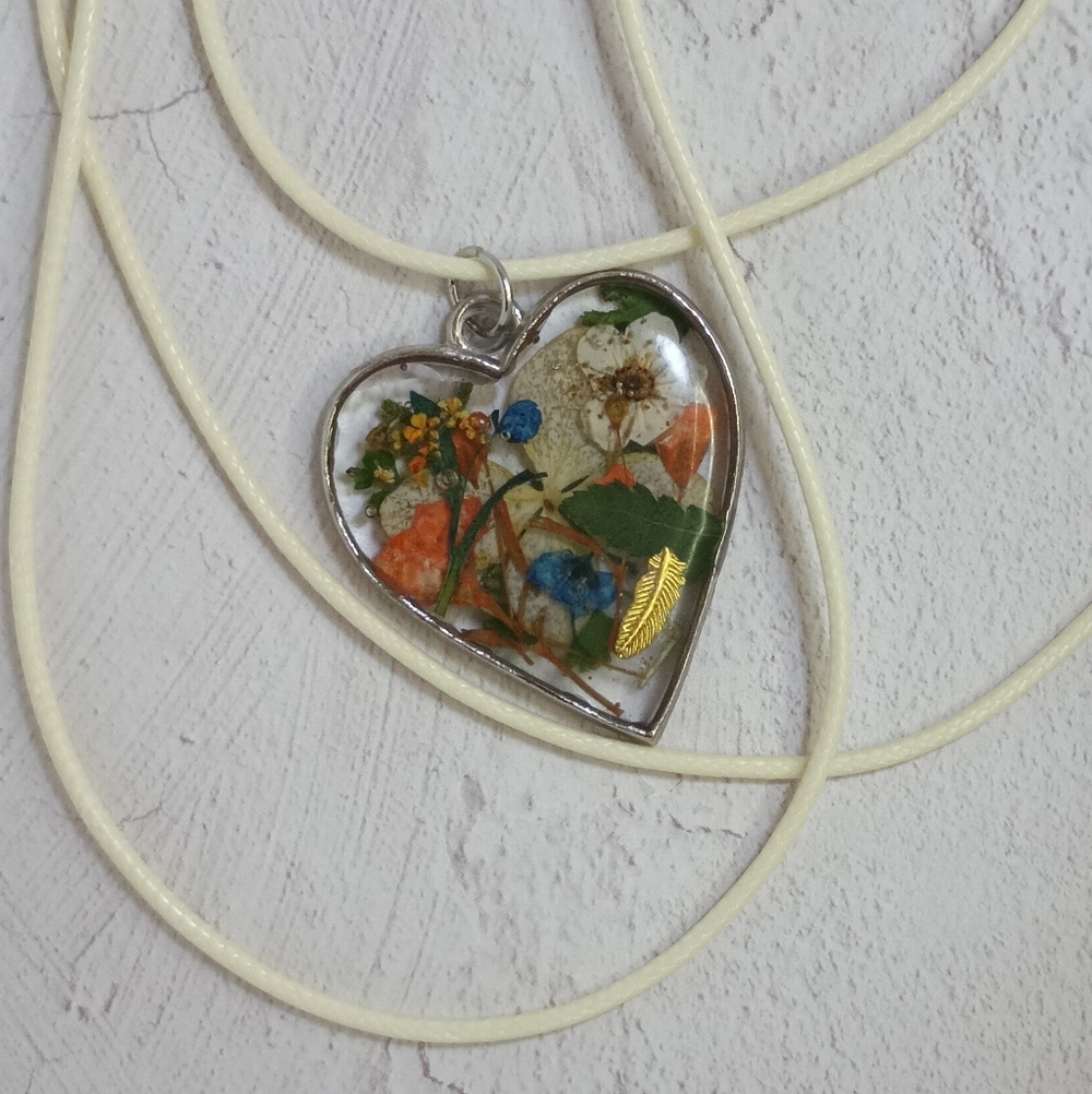 Heart Resin Pendant Necklace with Real Flowers• Luna & Roo - Picture 4 of 4